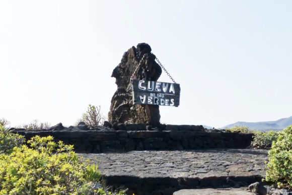 Cueva de los Verdes entry