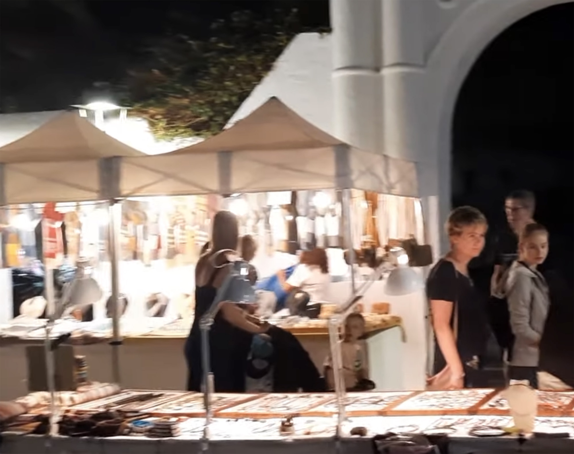 pueblo marinero evening market